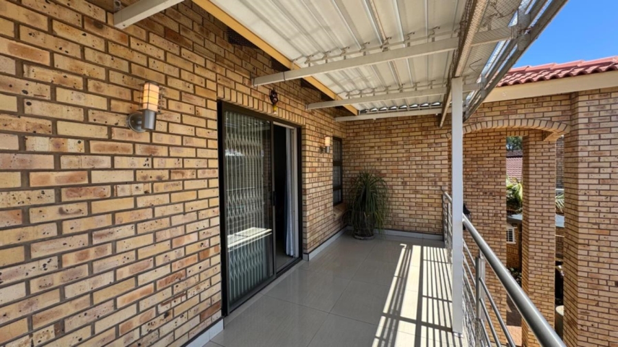 5 Bedroom Property for Sale in Roylglen Gardens Northern Cape